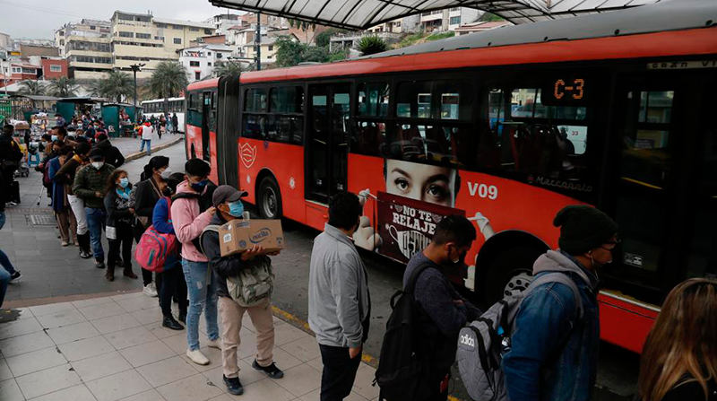 Usuarios se forman para ingresar a las unidades que brindan el servicio de transporte en el playón de La Marín. Foto: Diego Pallero / EL COMERCIO