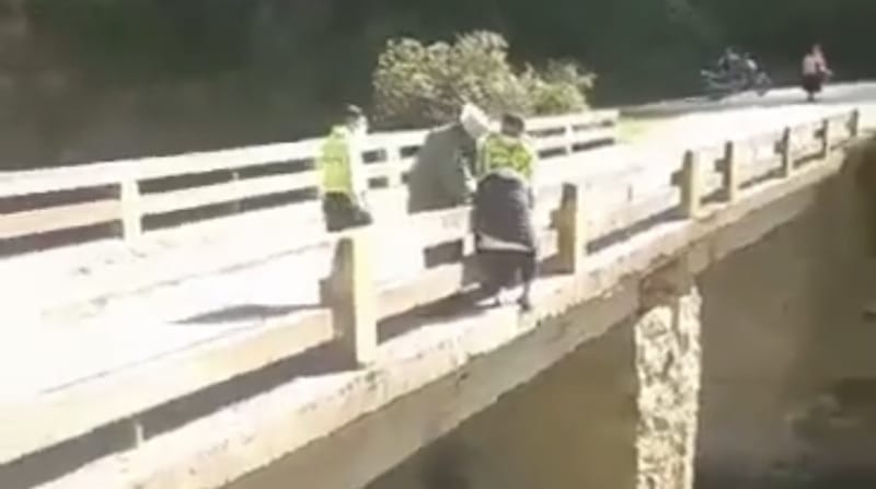 El 8 de enero del 2022, la Policía evitó que una mujer se lance de un puente en Bolívar. Foto: Captura video Policía