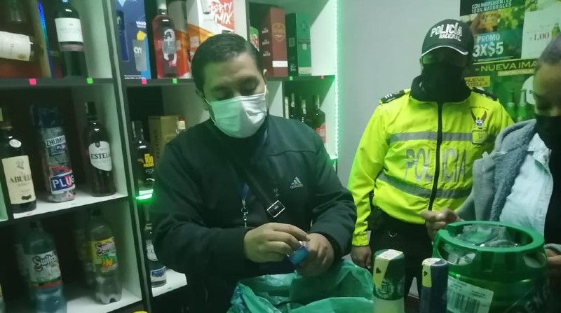 Operativos de control fueron realizados en locales comerciales, restaurantes y licorerías. Foto: Twitter Policía Ecuador