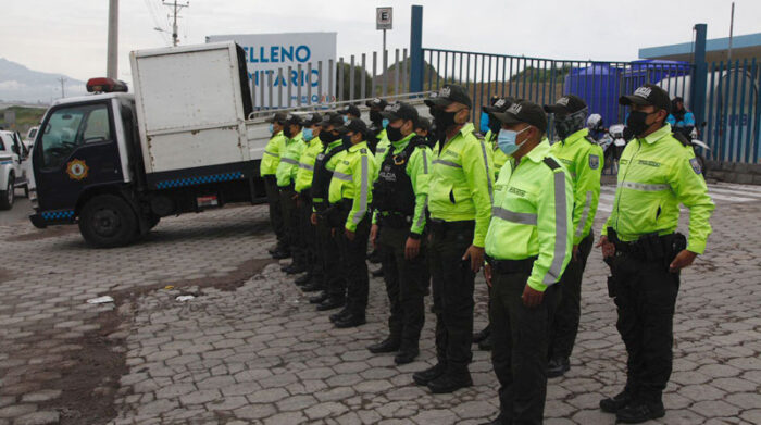 La Policía aún resguarda el sector del relleno sanitario El Inga, luego de las protestas registradas en ese sector. Foto: Galo Paguay/ EL COMERCIO