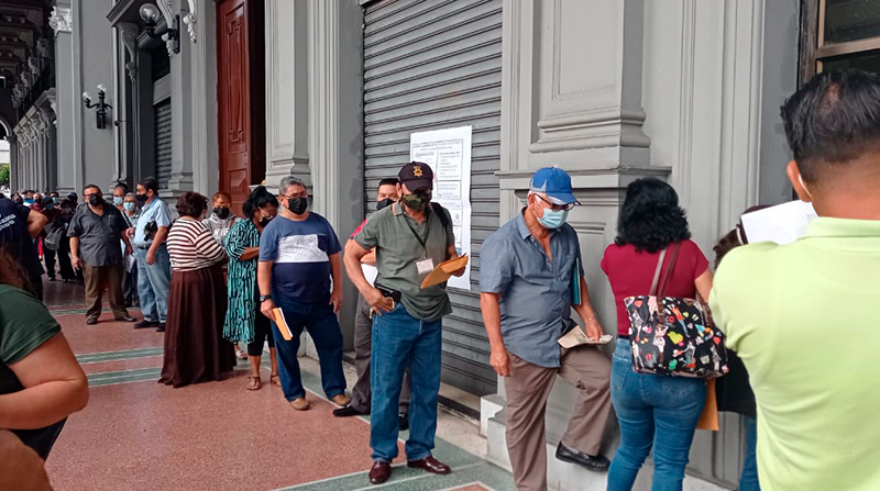 Centenas de personas acudieron a las ventanillas del Municipio de Guayaquil para pagar el impuesto predial de forma presencial, este lunes 3 de enero del 2021. Foto: Cortesía Luis Encalada @EnEncalada1974