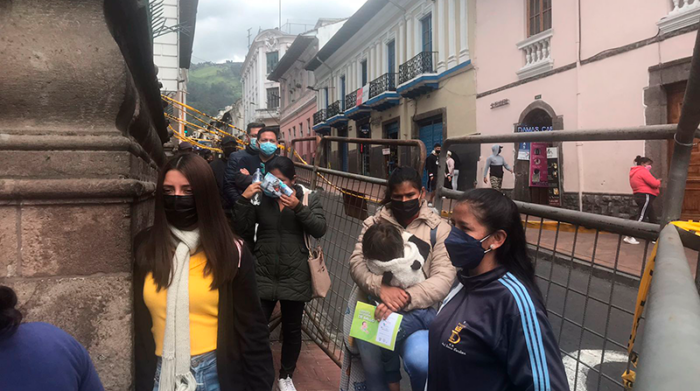 Ciudadanos hicieron fila este 19 de enero del 2022 para realizarse una prueba de covid en el centro de salud del Centro Histórico de Quito. Foto: EL COMERCIO