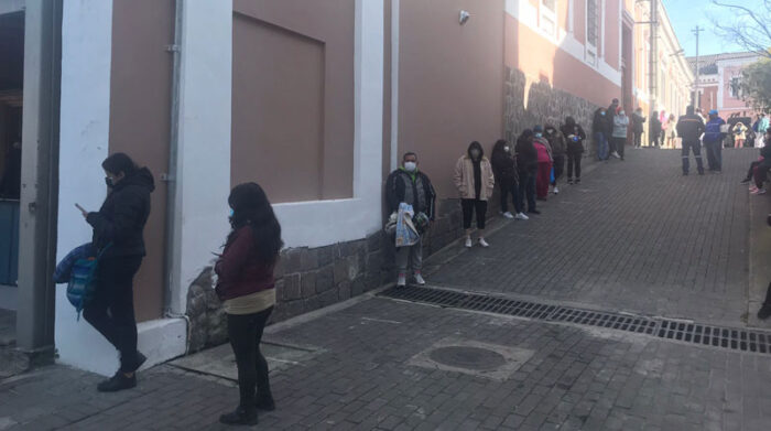 Una extensa fila se prolongaba en el lugar habilitado por el Municipio para detectar a los contagiados con covid-19. Foto: Diego Bravo/ EL COMERCIO