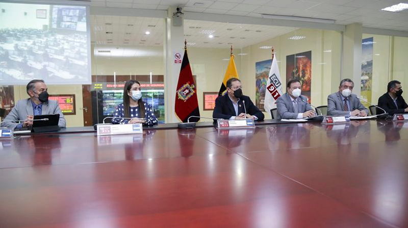 El alcalde de Quito, Santiago Guarderas, y el ministro de Trabajo, Patricio Donoso, estuvieron presentes en la reunión del 19 de enero. Foto: Municipio Quito