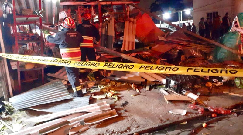 Según los Bomberos de Quito, el automóvil perdió pista y se chocó contra un "puesto de víveres" en El Arenal, en Quito. Foto: Twitter Cuerpo de Bomberos de Quito