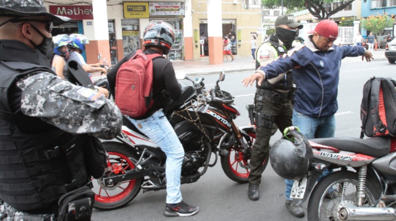 En Guayaquil se realizaron durante 2021 tres intervenciones policiales para combatir a la inseguridad. Hubo controles en las vías. Foto: Archivo / El Comercio