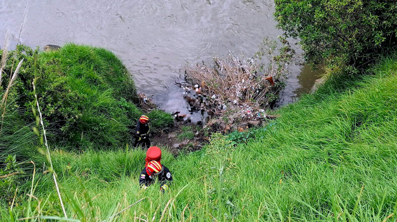 Los Bomberos emplearon distintas herramientas para descender al río Machángara y extraer el cadáver de un joven. Foto: Twitter Bomberos Quito