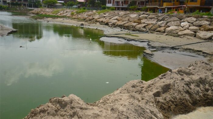 El Ministerio de Ambiente presentó una denuncia por la contaminación del río Estero Chicharrón de Montañita. Foto: Cortesía Ministerio de Ambiente