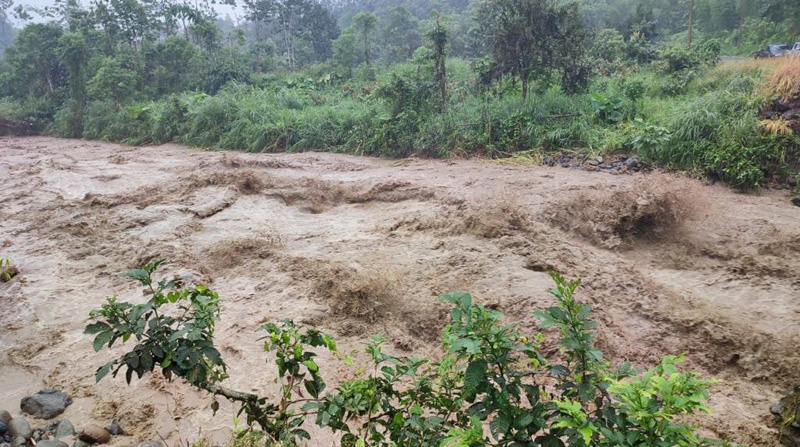 La creciente del río Pilaló afectó la carreterá Pujilí- La Maná- Foto: Twitter Ecu 911 Ambato