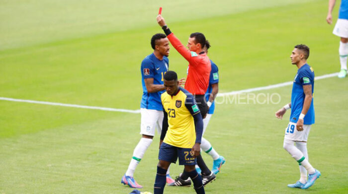 El árbitro emitió sanciones contra los futbolistas, durante el partido de eliminatorias entre Ecuador y Brasil. Foto: Patricio Terán/ EL COMERCIO