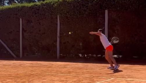 Agüero subió un video jugando al tenis en José Ignacio (sureste de Uruguay). Foto: Captura de pantalla