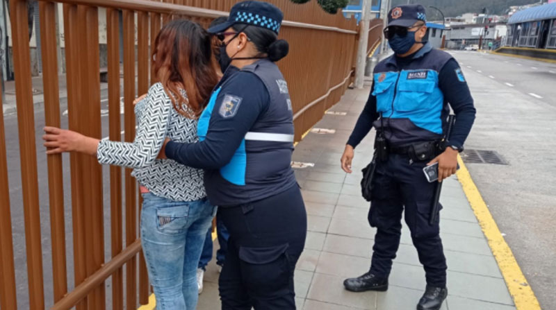Los agentes de control requisaron a los sospechosos. Los uniformados hallaron un arma blanca con la que, presuntamente, amedrentaban a los pasajeros de la Ecovía. Foto: Twitter Agentes de Control Quito