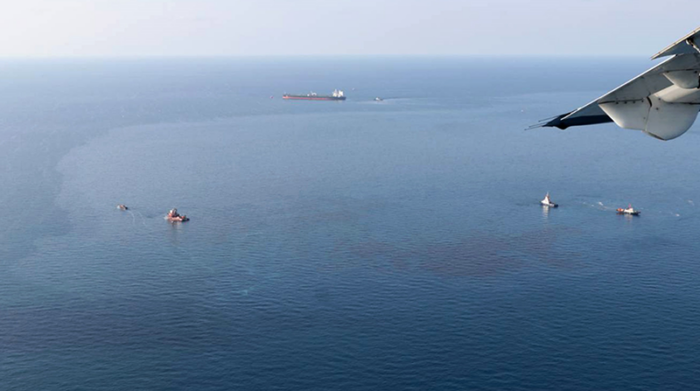 Una foto de un folleto proporcionada por la Royal Thai Navy muestra barcos desplegados en una operación de limpieza para frenar un derrame de petróleo crudo que se escapa de un oleoducto submarino en el mar del Golfo de Tailandia. Foto: EFE
