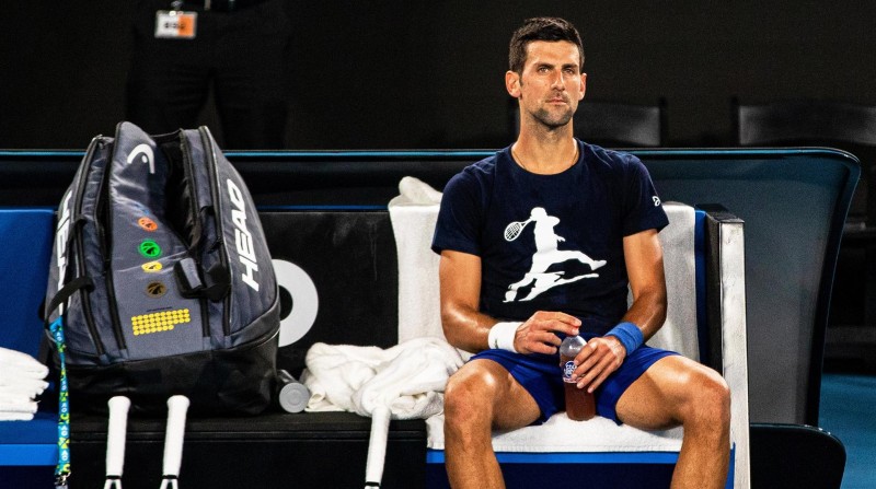 El tenista serbio Novak Djokovic descansa durante un entrenamiento para participar en el Abierto de Australia. Foto: EFE/Diego Fedele