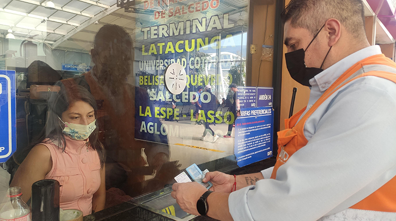 Supervisores de la Epmmop verifican que los operadores de transporte porten su carné de vacunación y cédula de identidad. Foto: Ivonne Mantilla / EL COMERCIO