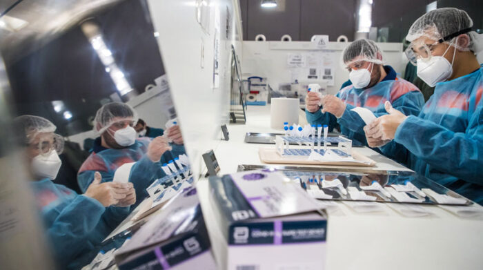 En Francia, los trabajadores de un laboratorio procesan muestras para secuenciar y detectar casos de Ómicron. Foto: EFE