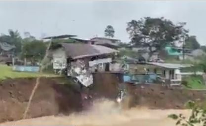 En video quedó registrado el momento del colapso del centro turístico. Foto: Captura