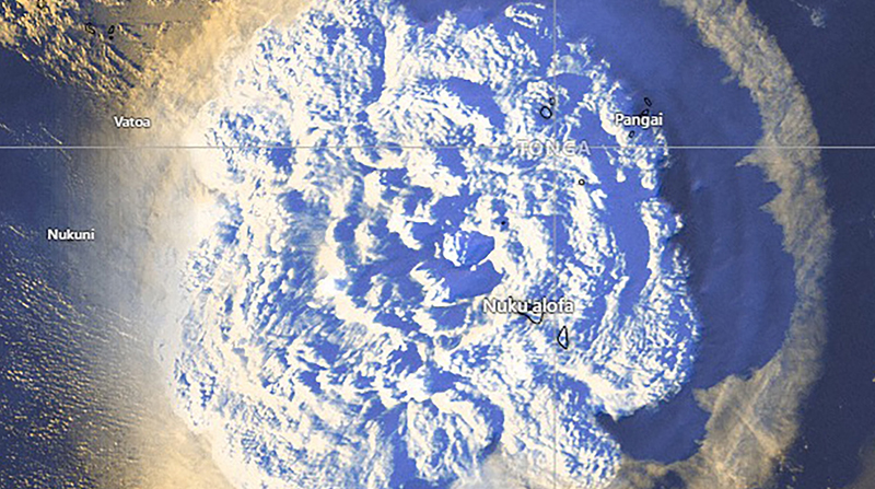 Una imagen satelital proporcionada por los Servicios Meteorológicos de Tonga, Gobierno de Tonga, muestra una erupción explosiva del volcán Hunga Tonga-Hunga Ha'apai, ubicado en el Reino de Tonga en el Pacífico Sur, el 15 de enero de 2022. Foto: EFE