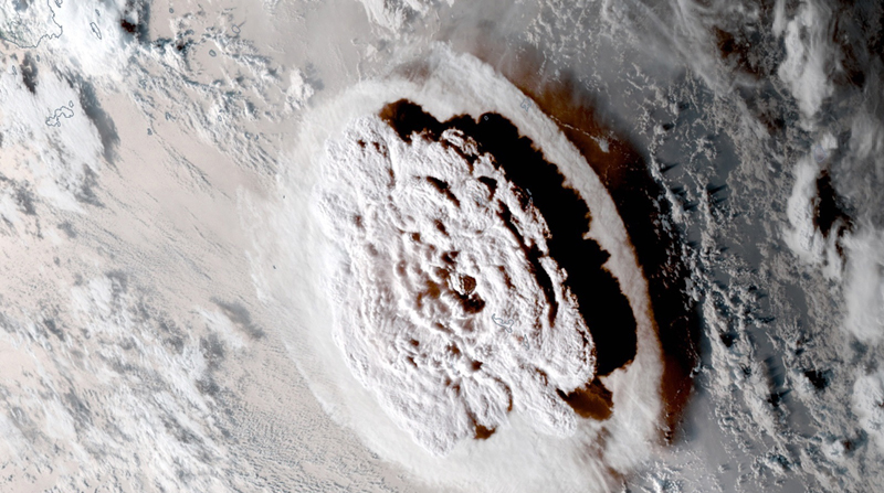 Una imagen del folleto capturada por el satélite GOES-17 de la NOAA y puesta a disposición por la Rama de Meteorología Regional y de Mesoescala (RAMMB) de la Administración Nacional Oceánica y Atmosférica (NOAA)/NESDIS muestra una erupción explosiva del volcán Hunga Tonga-Hunga Ha'apai. Foto: EFE