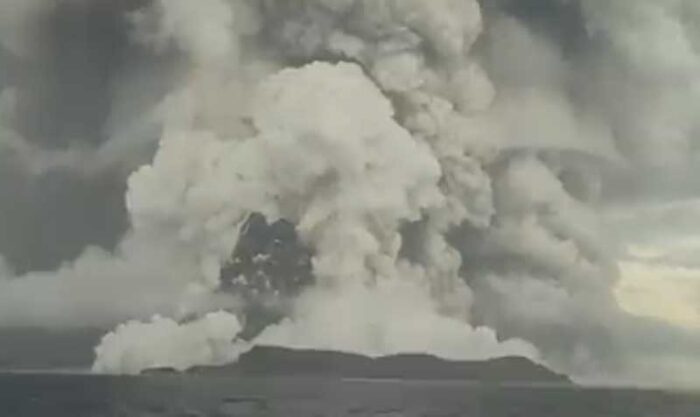 La erupción del Hunga Tonga Hunga Haapai se escuchó a cientos de kilómetros de distancia y sus cenizas y vapor fueron expulsadas a unos 20 kilómetros de altura. Foto: captura