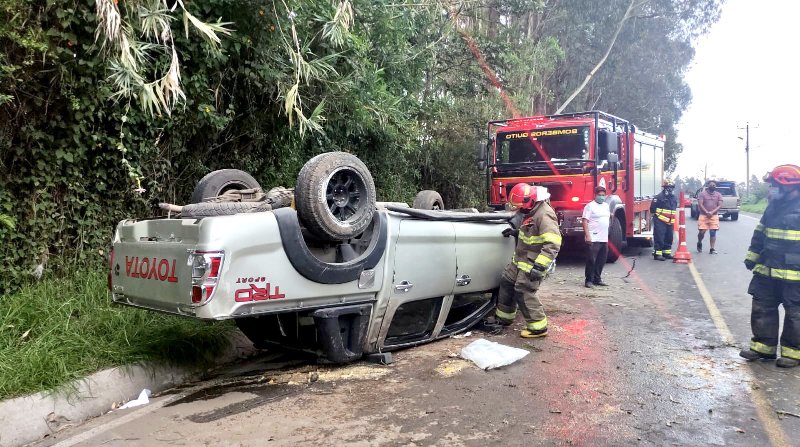 El 6 de enero de 2022 una camioneta perdió pista y se volcó en la avenida Huancavilca, sector Amaguaña. Los bomberos atendieron a las personas afectadas. Foto: Cortesía Bomberos de Quito