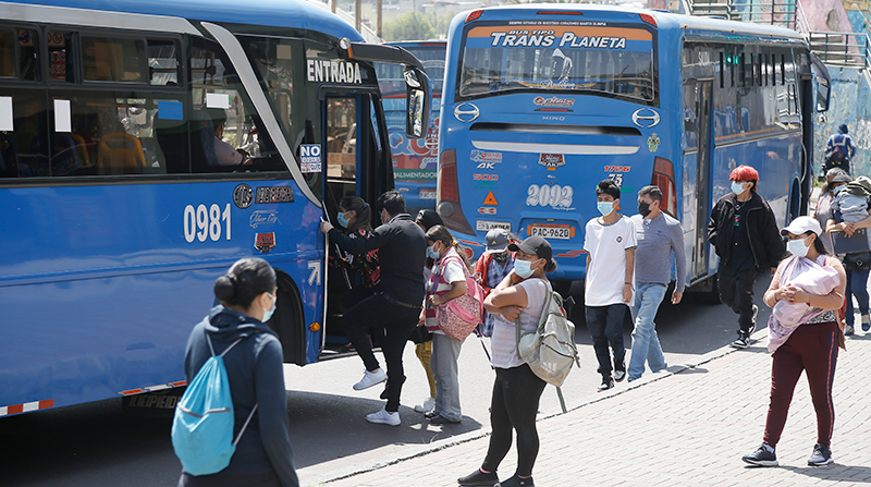 Personas esperan un bus en el sector de La Marín, en el centro de Quito. Las autoridades nacionales establecerán protocolos para que los pasajero presenten carné covid. Diego Pallero / EL COMERCIO