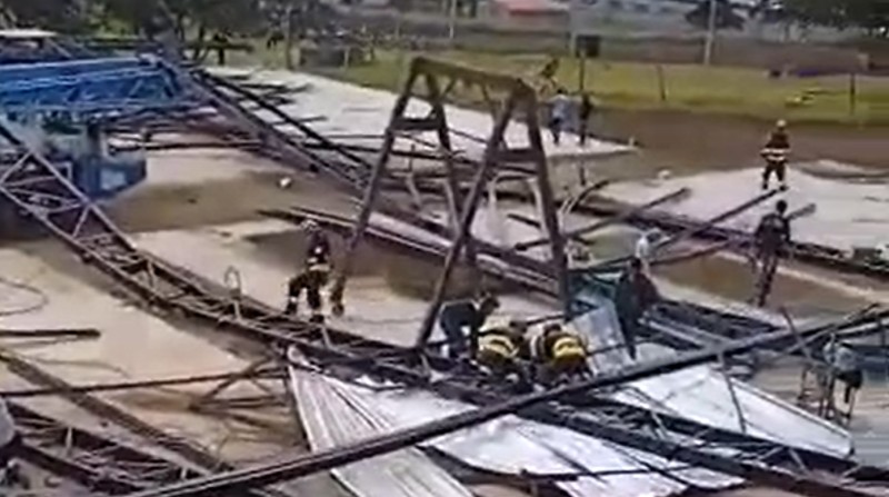 El colapso de una estructura metálica en Puembo, cerca del puente del Chiche, dejó tres muertos y cuatro heridos. Servicios de emergencia liberaron los cadáveres y evacuaron a los heridos. Foto: Captura de pantalla