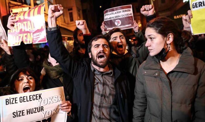 Estudiantes protestaron frente a la facultad de medicina en Turquía, para pedir que se investigue la situación en las residencias de cofradías religiosas musulmanas. Foto: EFE