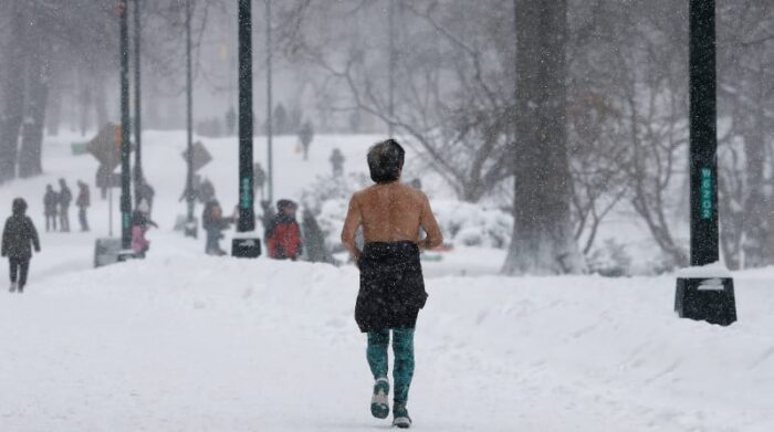 Un hombre desafía el frío y trota sin camisa por el Central Park en la nieve en Nueva York este 29 de enero de 2022. Foto: EFE