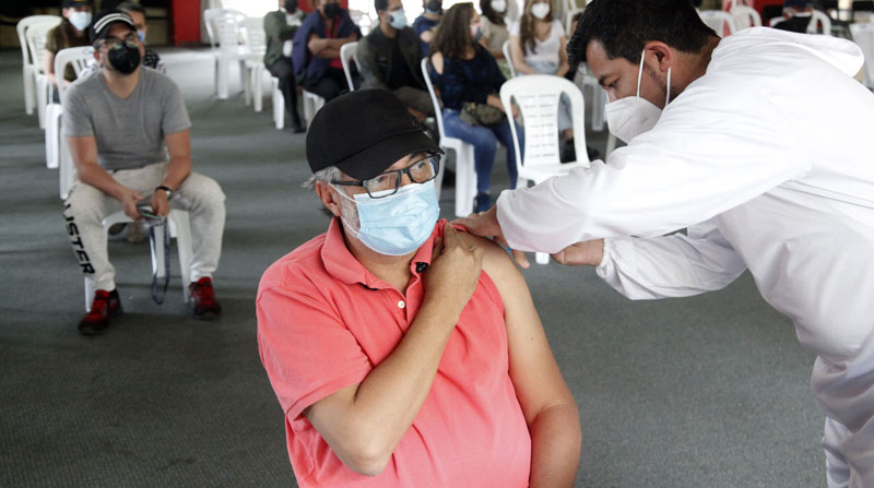 El Centro Deportivo Metropolitano Iñaquito es uno de los puntos habilitados para la vacunación contra el covid-19 en la capital. Foto: Patricio Terán/ EL COMERCIO