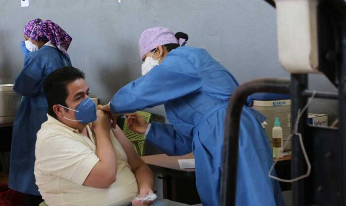 Para aplicarse la vacuna contra el covid-19 la persona no debe presentar síntomas. Foto: Vicente Costales / EL COMERCIO