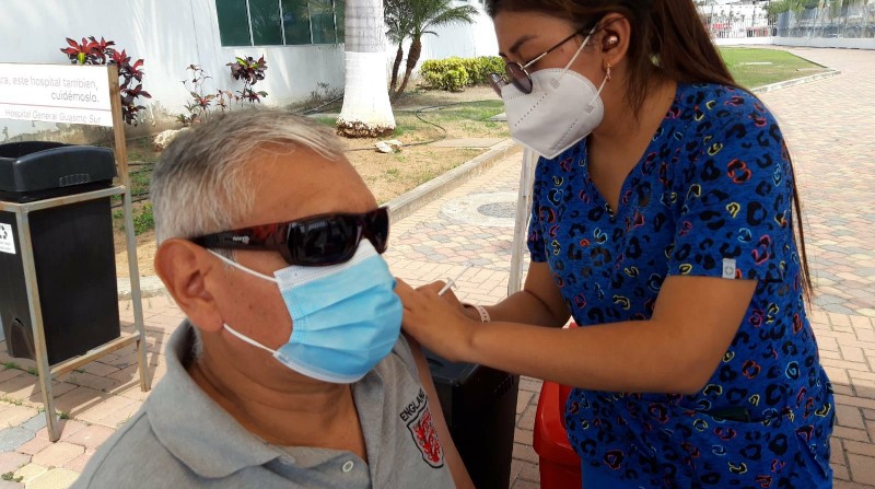 El Hospital General Guasmo Sur es uno de los puntos de vacunación habilitados este 1 de enero del 2022, en la Zona 8. Foto: cortesía Ministerio de Salud.