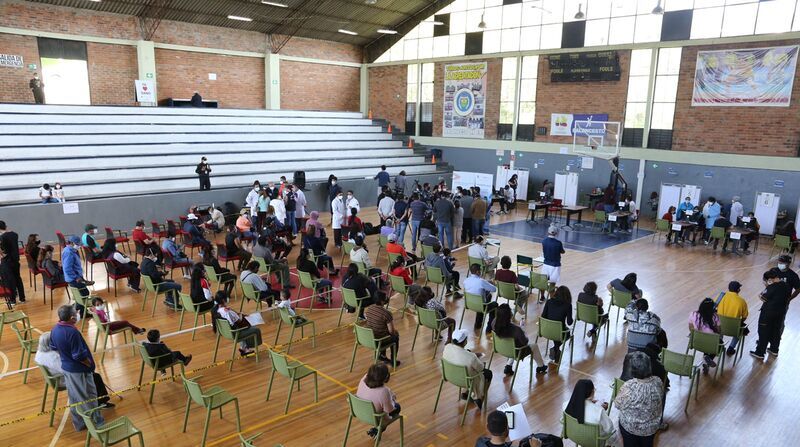 La ciudadanía del Distrito Metropolitano de Quito puede acudir a estos centros de inmunización de lunes a domingo de 08:00 a 16:00. Foto: Vicente Costales / EL COMERCIO