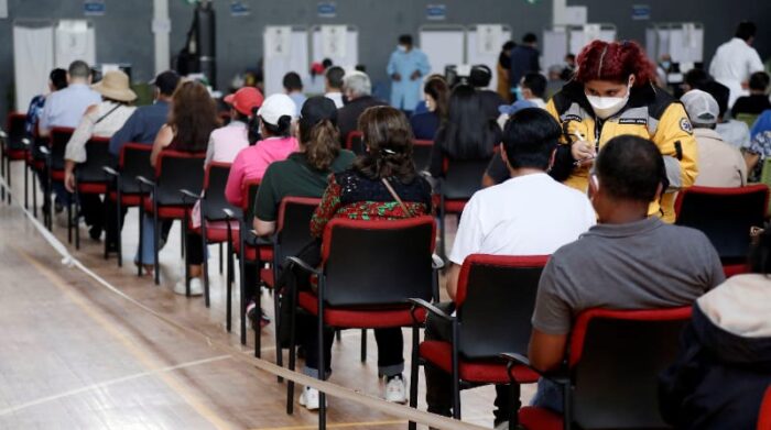 Una gran cantidad de personas llegaron hasta el Coliseo de la Universidad Central, centro norte de Quito, para recibir las dosis y el refuerzo de la vacuna contra el covid-19, este 8 de enero de 2022. Foto Diego Pallero / EL COMERCIO