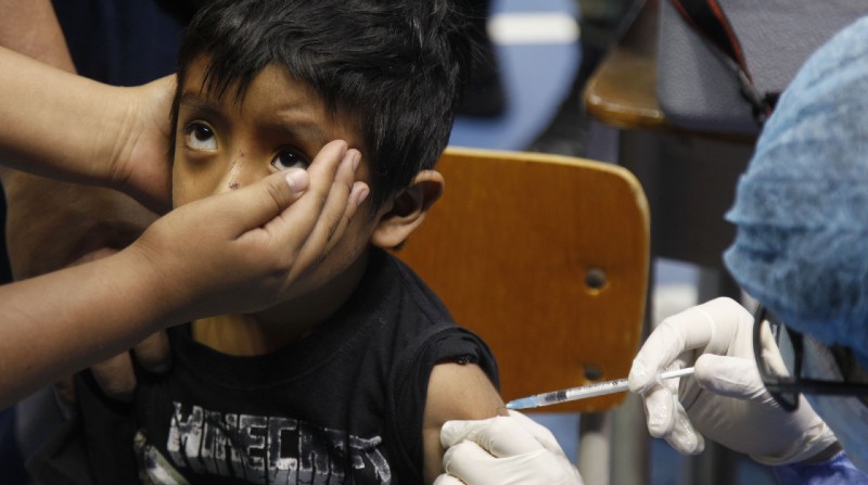 La vacunación para los menores de entre cinco y 11 años se inició en octubre pasado. Reciben dos dosis de la fórmula china Sinovac. Foto: Galo Paguay / El Comercio
