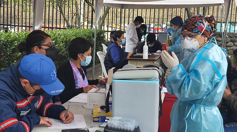 En Cuenca se impulsa la vacunación contra el covid-19 frente al incremento de contagios. Foto: Lineida Castillo / EL COMERCIO