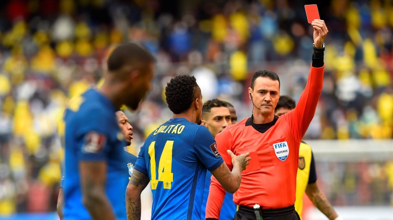 Wilmar Roldán fue el árbitro colombiano que dirigió el partido Ecuador vs. Brasil. Foto: EFE / Rodrigo Buendia