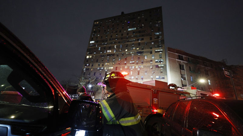 El incendio que dejó 19 víctimas mortales en Nueva York pudo producirse por una estufa eléctrica. Foto: EFE