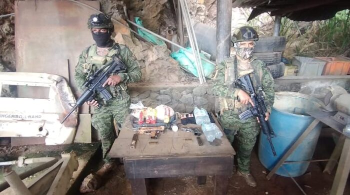 Militares realizaron un decomiso de armamento en una boca de mina en Zaruma. Foto: Cortesía Fuerzas Armadas de Ecuador