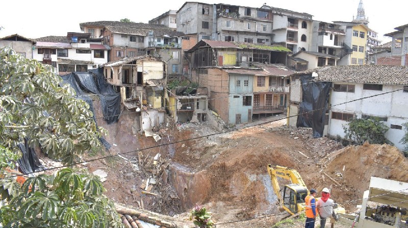 El Cuerpo de Ingenieros del Ejército ha desalojado 1 043 metros cúbicos de escombros del socavón. Foto: Cortesía Ministerio de Vivienda