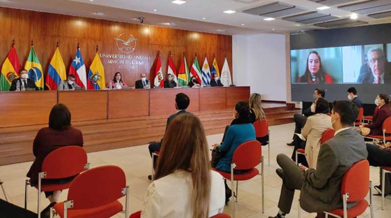 Algunos de los jueces que integran actualmente la Corte Constitucional asistió de forma presencial al conversatorio realizado en la Universidad Andina Simón Bolívar. Foto: Tomada de la cuenta Twitter @CorteConstEcu