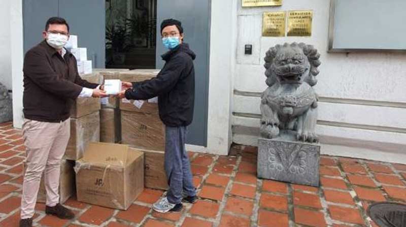 Embajada de China donó 9600 mascarillas a familias afectadas por el aluvión en La Gasca. Foto: Cortesía Municipio de Quito.