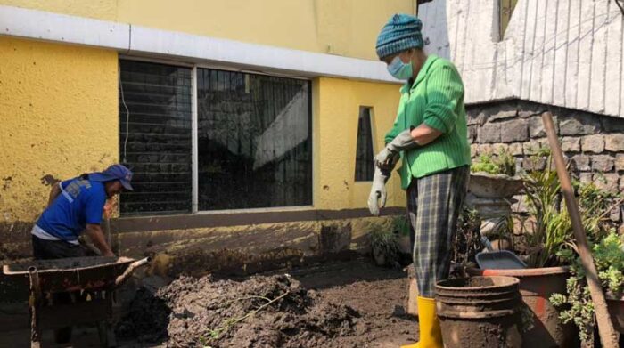 Moradores trabajan para limpiar el lodo de sus casas. Foto: EL COMERCIO