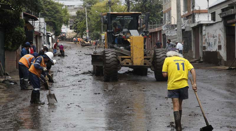Residentes de La Comuna y La Gasca, junto a militares, policías, trabajadores municipales y voluntarios realizan la limpieza para remover los escombros que dejó el aluvión en Quito. Foto: Patricio Terán/ EL COMERCIO
