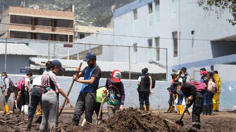 Tareas de limpieza en el colegio 9 de Octubre, tras el aluvión. Foto. Julio Estrella / EL COMERCIO