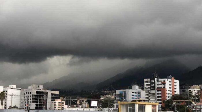 Lluvias y tormentas eléctricas se registran en Quito este viernes 4 de febrero del 2022. Foto: Diego Pallero / EL COMERCIO