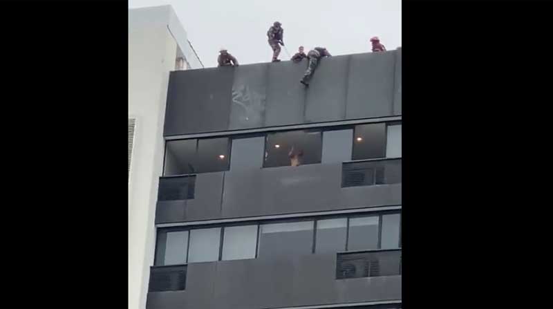 Un hombre se arrojó al vacío desde el piso 17 de un edificio en la turística zona de Puerto Santa Ana, al centro-norte de Guayaquil. Antes de decidir saltar, permaneció durante horas sentado en la cornisa. Foto: Captura