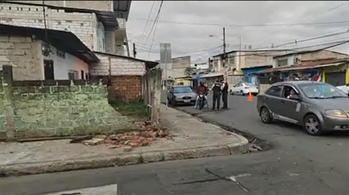 Dos sujetos en moto que huían de la policía chocaron contra un vehículo en el Suburbio de Guayaquil. El auto derribó parte del muro de una vivienda. Foto: Captura Video