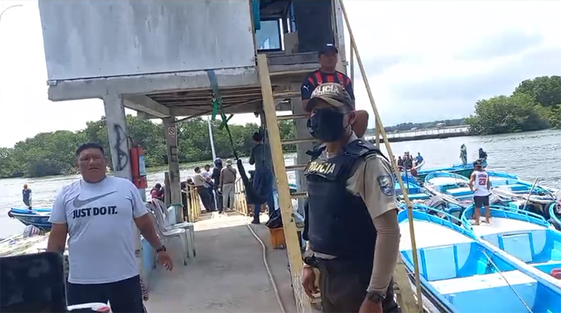 Escenas dramáticas se vivieron en un muelle del barrio 4 de Abril, en Puerto Bolívar (Machala). Familiares intentaban reconocer el cuerpo de un decapitado hallado en el mar. Foto: Cortesía MPNoticias