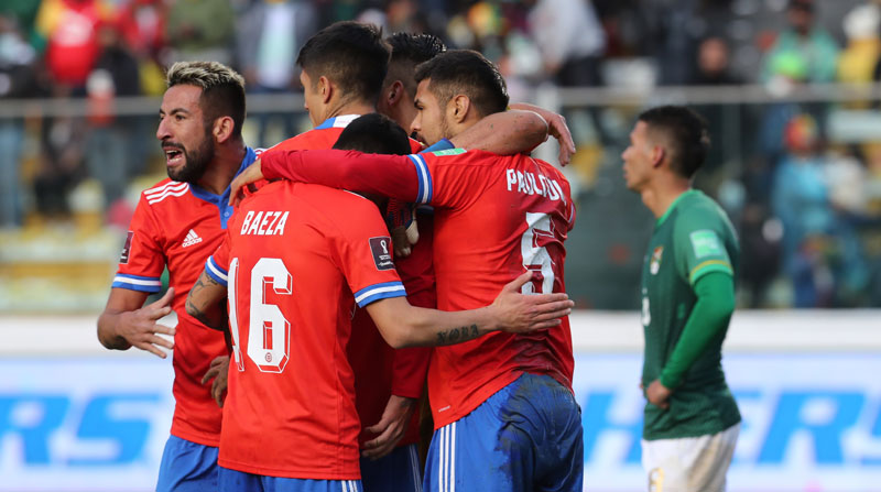 Jugadores de Chile festejan ante Bolivia, el 1 de febrero del 2022. Foto: EFE